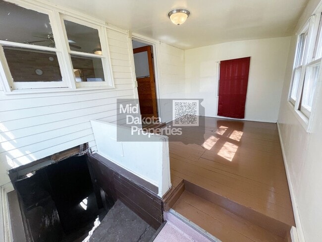 Building Photo - 509 E 1st- 3 bedroom single story house