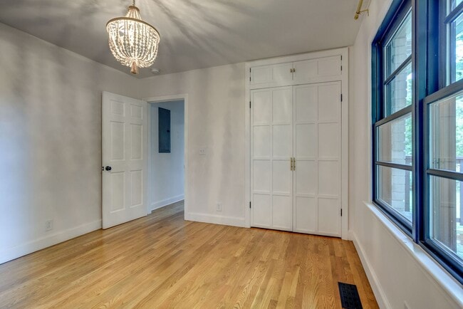 Building Photo - Coming Soon! - 9/24 Renovated Mid-Century ...