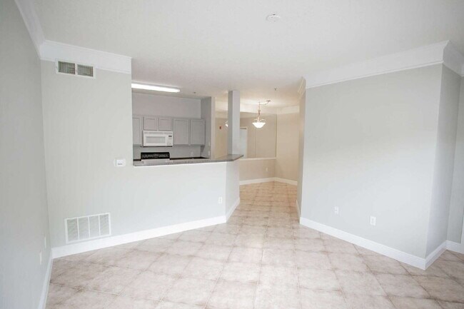 Building Photo - Gorgeous Condo near beaches, shopping and highways