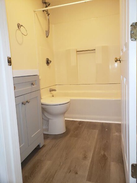 Half bath - 98 Snow St