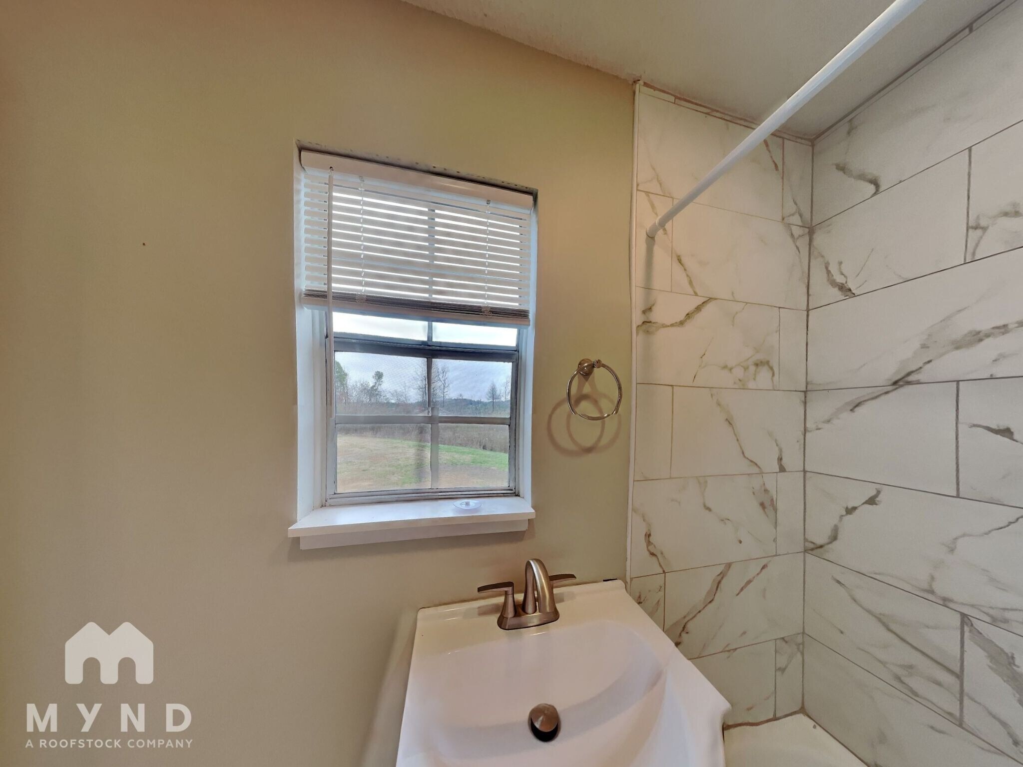 Building Photo - 611 Darlene Dr