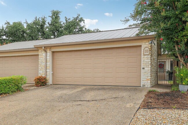 Building Photo - 2201 Lakeway Blvd