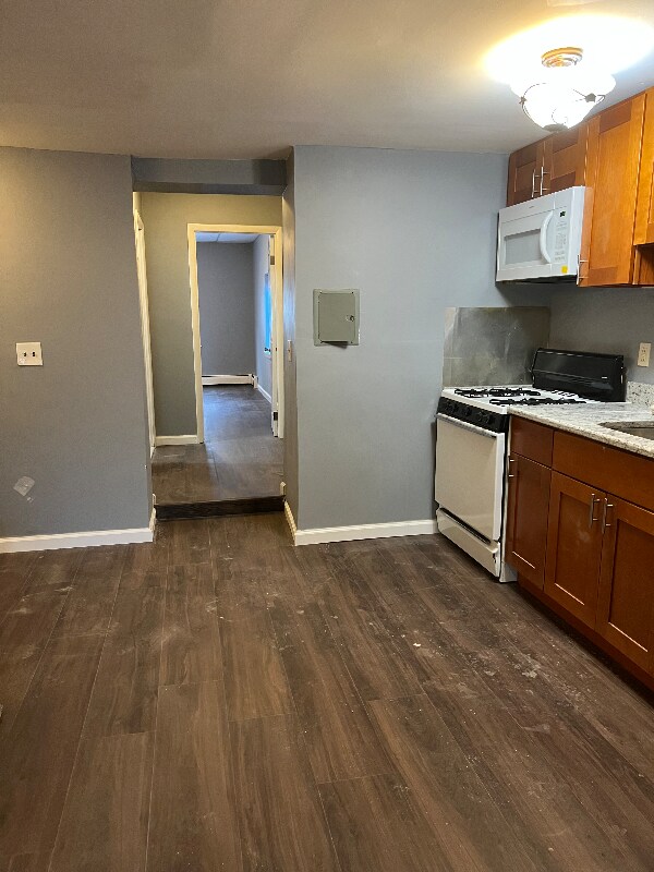 Building Photo - 421 Dickinson St