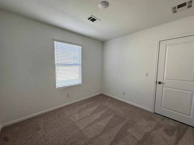 Building Photo - 3 bedroom Newer home