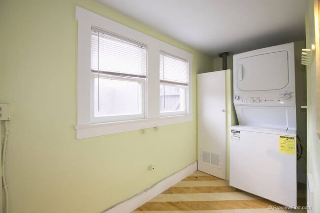 Building Photo - Adorable 2 Bedroom Cottage with Fenced yard, Washer+Dryer, Dishwasher, Reserved Parking!