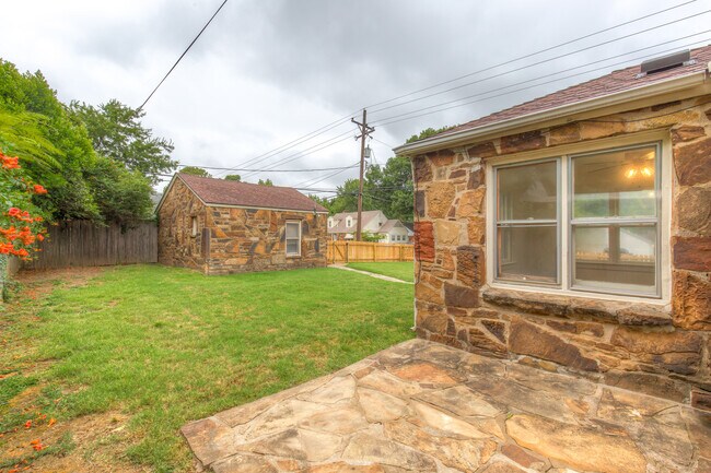 Building Photo - 1304 S Oswego Ave