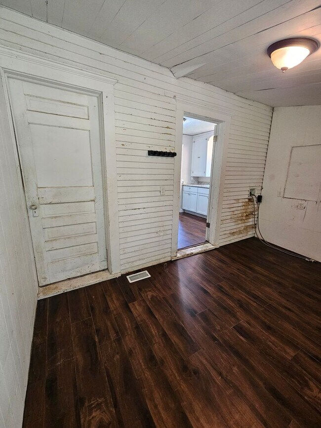 Building Photo - 2 bedroom | 1 Bathroom Home | Pets Welcome!