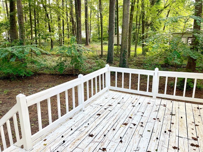 Building Photo - Welcome to the Charming 4 Bedroom/3 Bath w...