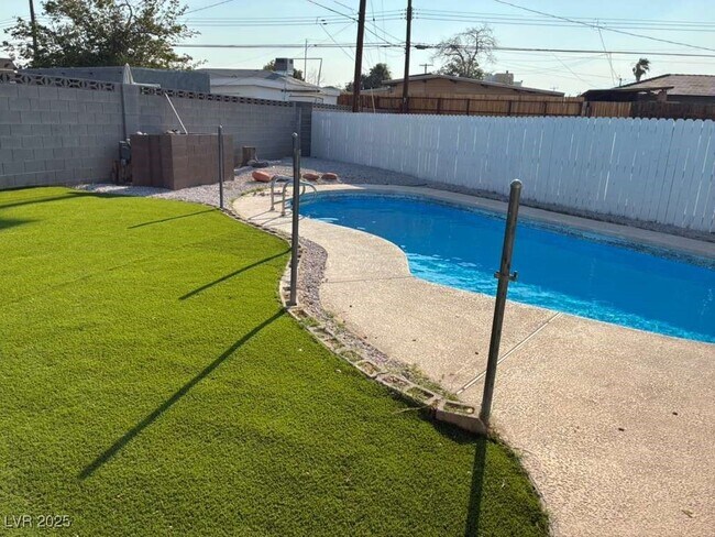 Building Photo - 6121 Granada Cir
