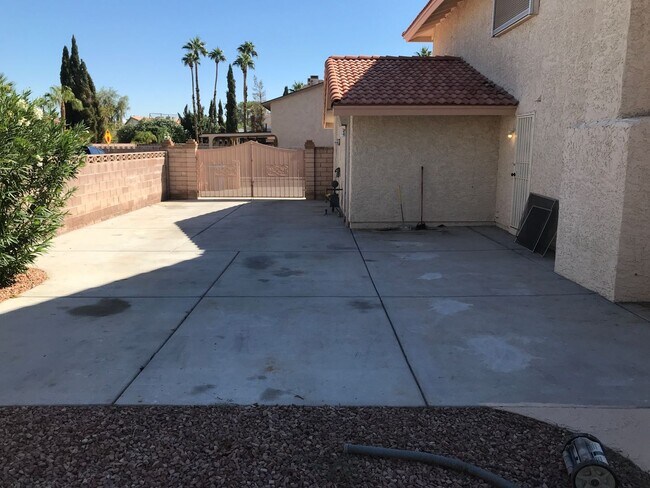 Building Photo - 2 Story, 5 Bedrooms, 2.5 Bathroom, Pool