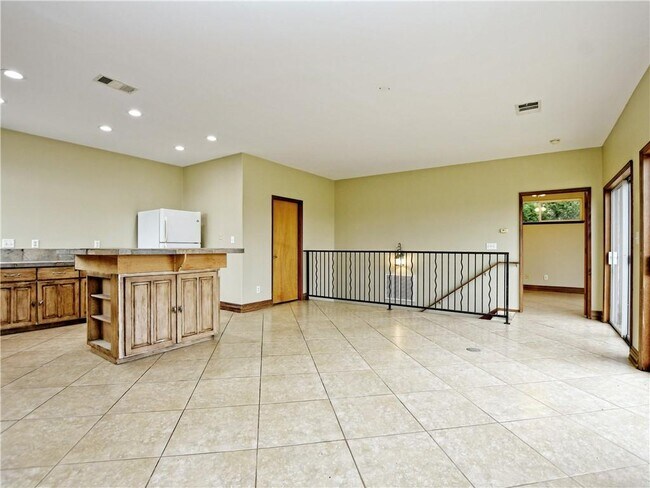 Building Photo - 605 Echo Dr