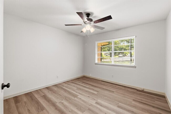 Building Photo - 2414 Havenside Dr