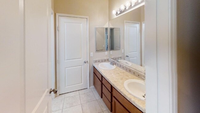 Building Photo - Singleton Heights 4 bedroom 3 1/2 bath Home