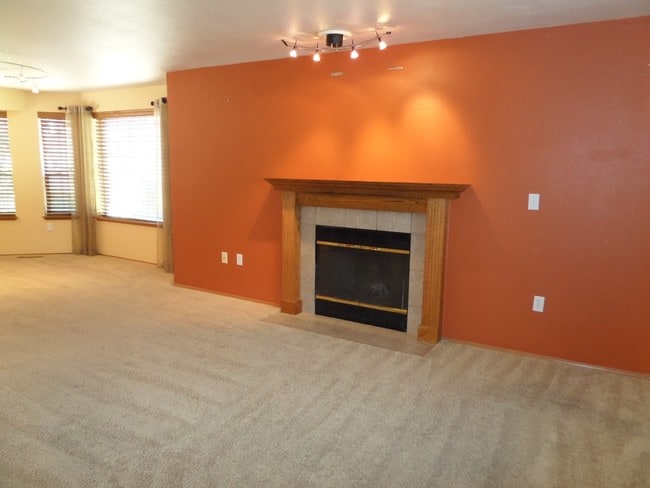 Building Photo - Fabulous 4 Bedroom Home with Gorgeous Fenc...