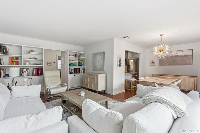 Building Photo - 10 Leland Ln