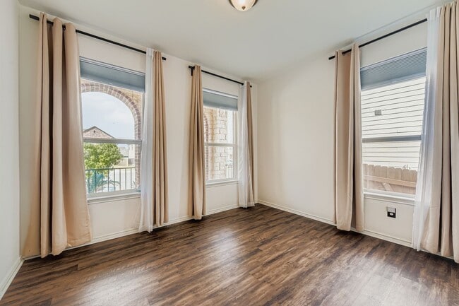 Building Photo - 716 Madalin Rue Ct