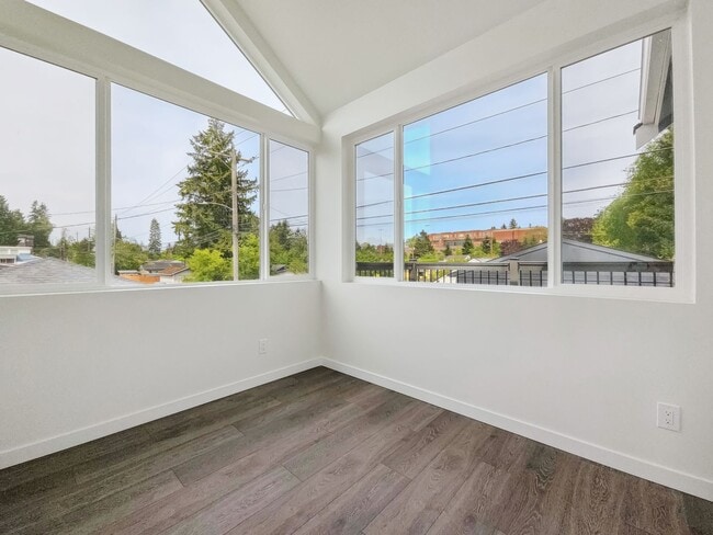 Building Photo - Spacious 3-Bedroom DADU with Private Balcony & Garage
