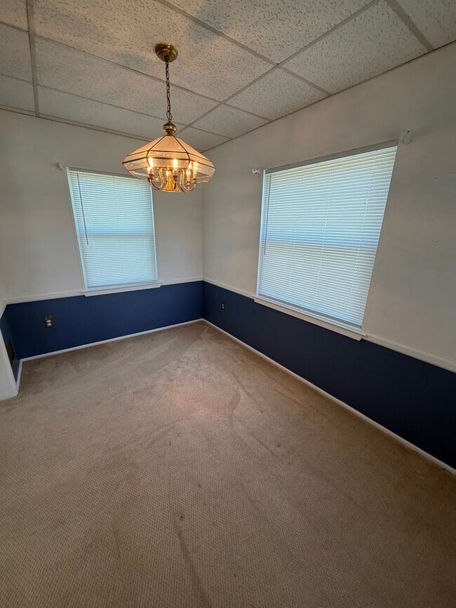 Building Photo - 3 Bedroom, 2 Full Bath Home with 4-Season Room, Garage & Large Lot