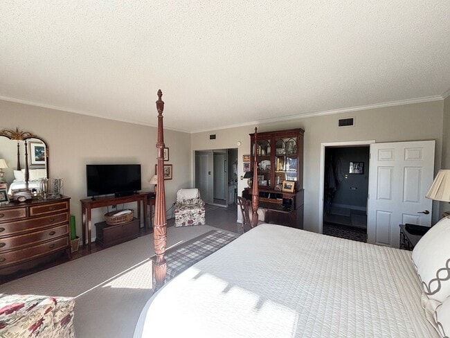 Building Photo - Luxury Living at its Finest!