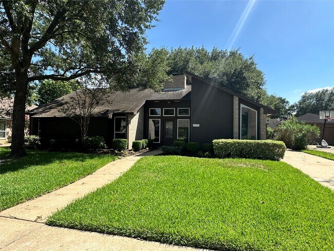 Building Photo - 15711 4 Leaf Dr