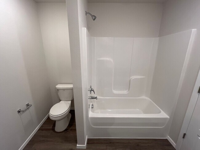 Building Photo - Beautiful 3 Bed, 2 Bath Home in Somerset – Pre-Leasing Now!