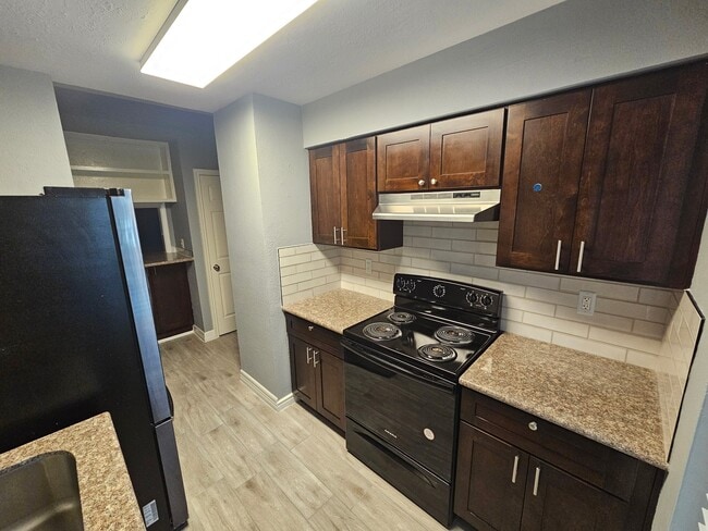 Building Photo - 5830 Clarewood Dr