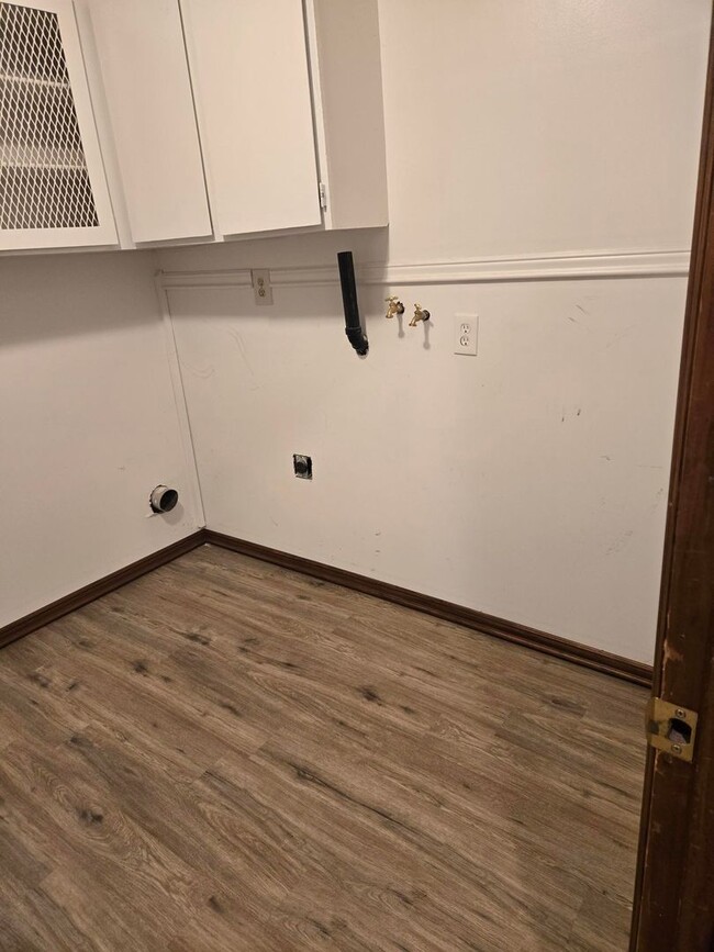 Building Photo - 2 Bedroom 1 Bath Rancher Close to Deer Park