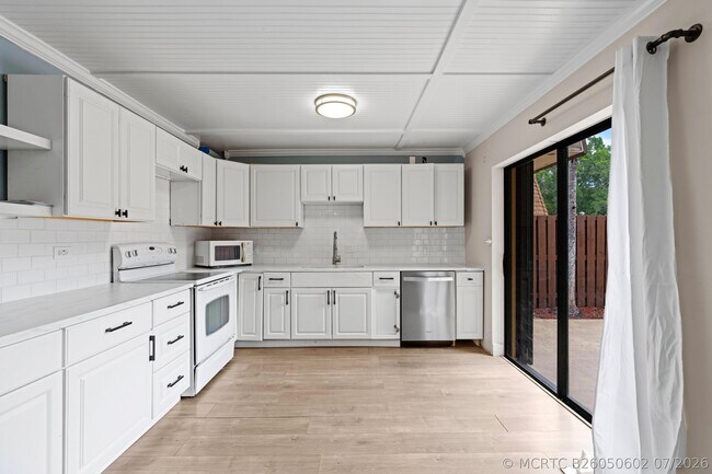 Building Photo - 1405 14th Ln