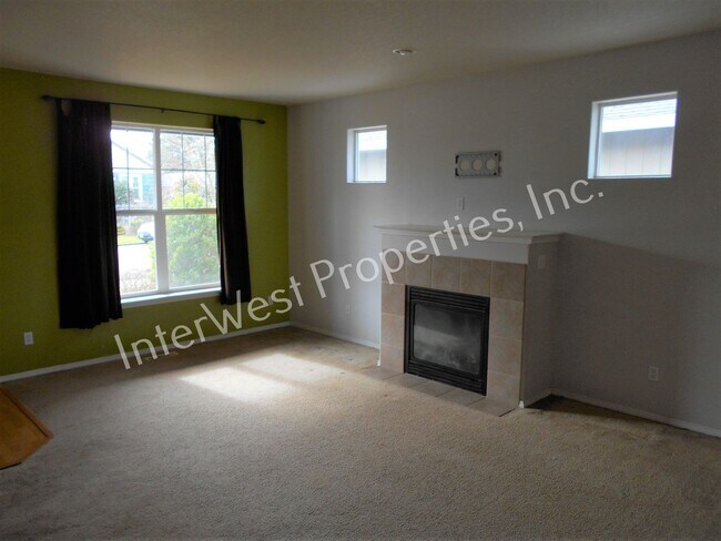 Building Photo - West Salem Beauty!!! 3bd 2ba home with fireplace, high ceilings, 2 car garage and a fenced yard!