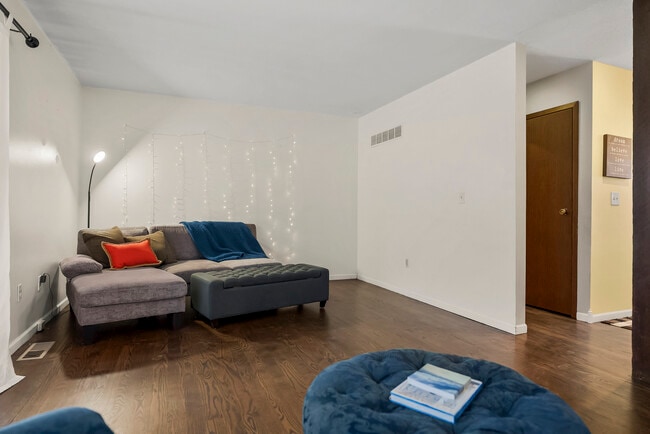 Building Photo - Iris KC Pad