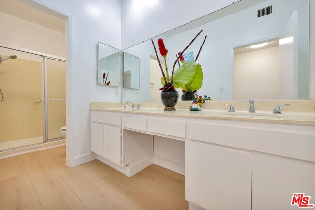 Building Photo - 1727 S Bentley Ave