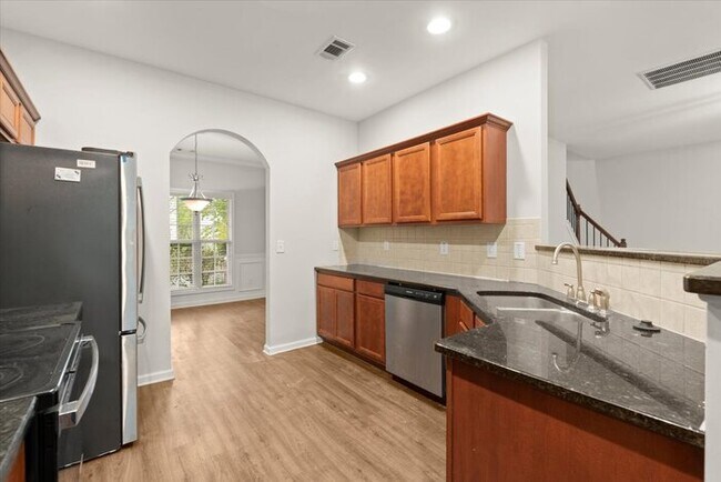 Building Photo - 5 Bedroom in Buford. Great School