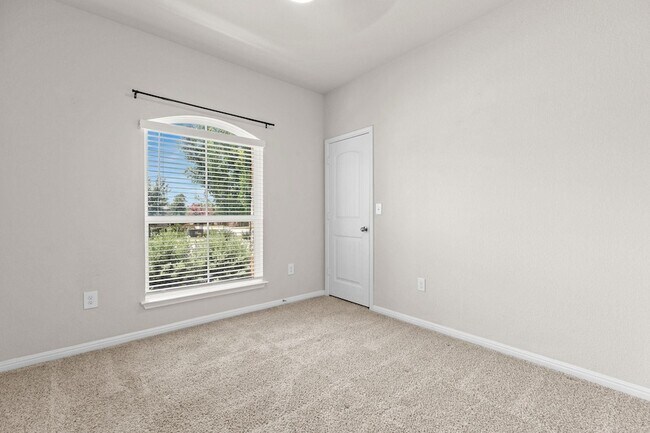 Building Photo - 2205 Singletree Bend