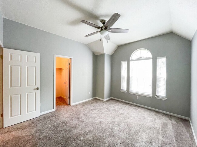 Building Photo - Beautiful 4 Bedroom 2.5 Bathroom Home in L...