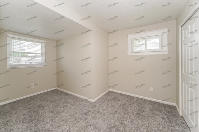 Building Photo - 5919 Maplewood Rd