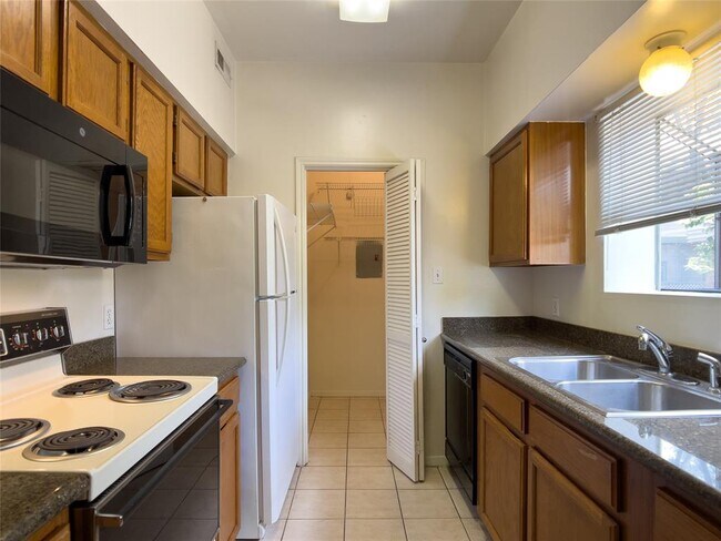 Building Photo - 6500 Harbor Town Dr