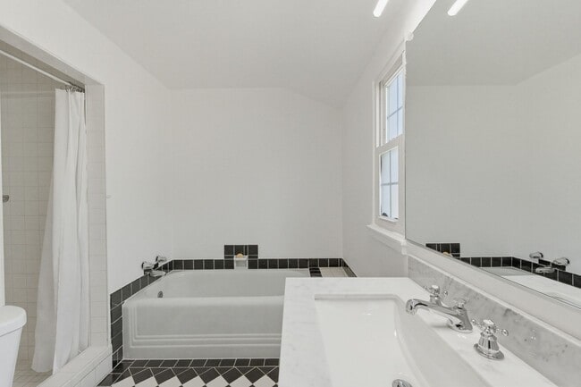 Building Photo - Charming 2 bed, 1.5 bath Alta Heights Home