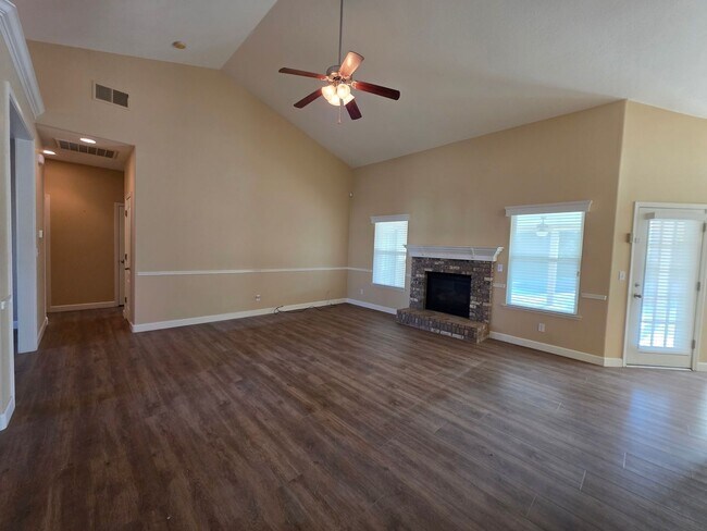Building Photo - *Wait list full- Currently not accepting applications* 3 Bedroom 2 Bathroom with Pool in NW Visalia!