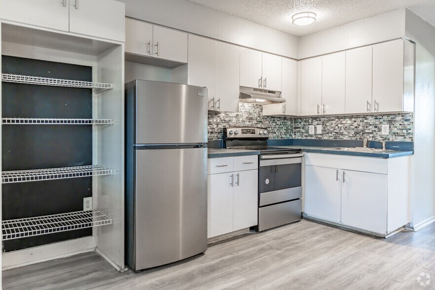 1BD, 1BA - 600SF - Kitchen - Seminole Vista - Park Portfolio