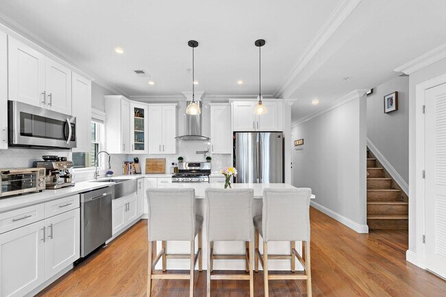 Building Photo - 61 Bleecker St