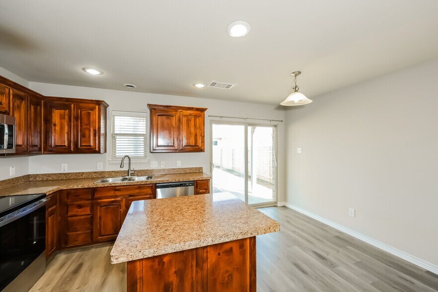 Building Photo - 1204 Boxwood Dr