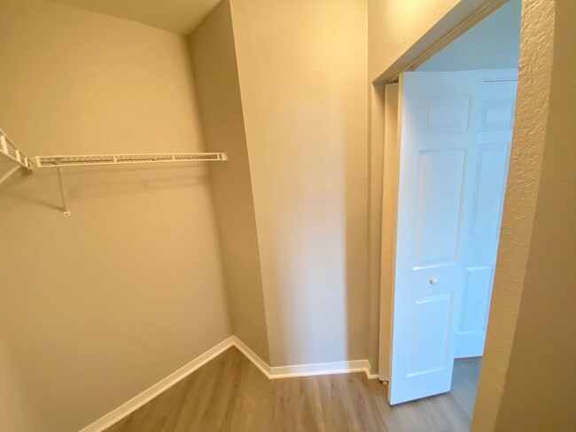 Building Photo - Beautiful 1/1 Condo in the Gated Community...