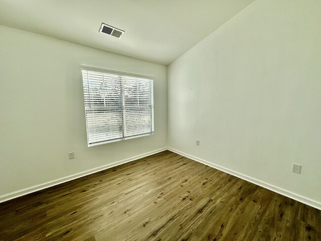 Building Photo - Spacious Three Bedroom Townhome in Old South!