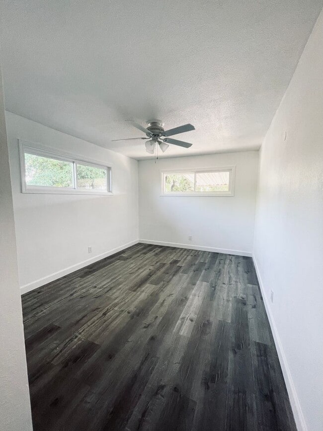 Building Photo - Spacious Duplex w/ New Upgrades!!