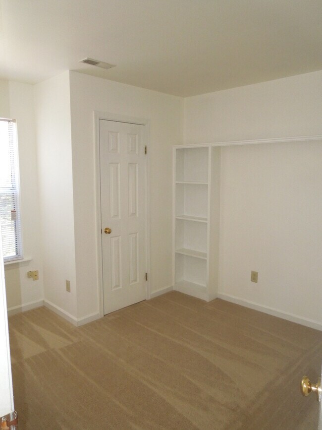 Building Photo - York County Tabb District Townhome.