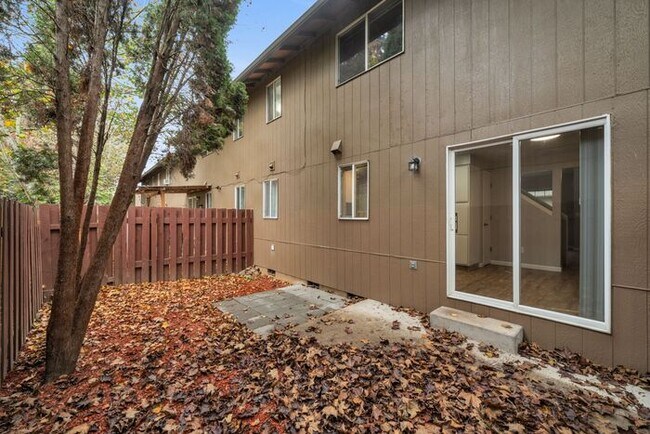 Building Photo - Large 2 bed 1.5bath townhouse