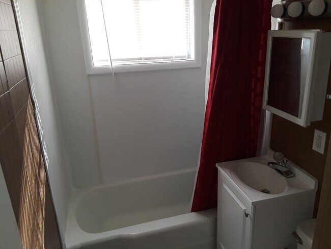 Building Photo - Spacious 4 Bedroom House