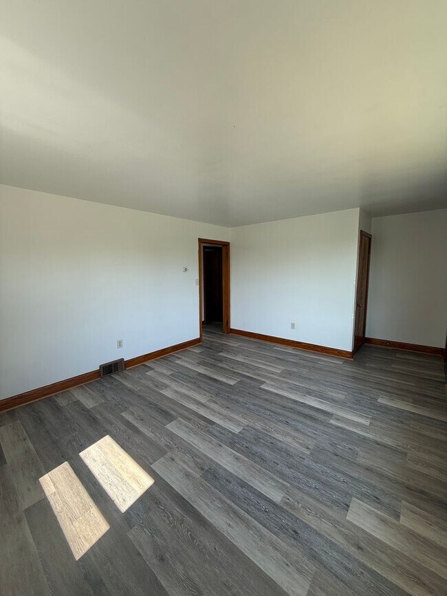 Building Photo - 1294 Edenville Rd