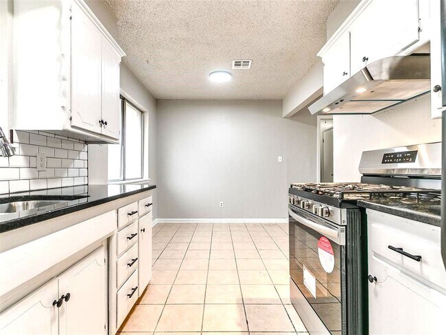 Building Photo - Super 4 Bed 1.5 Bath in the South Gate Addn in Moore, OK