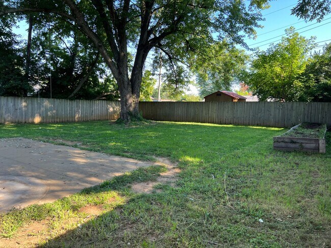 Building Photo - 3 bedroom 1 bath house & 1 car Garage